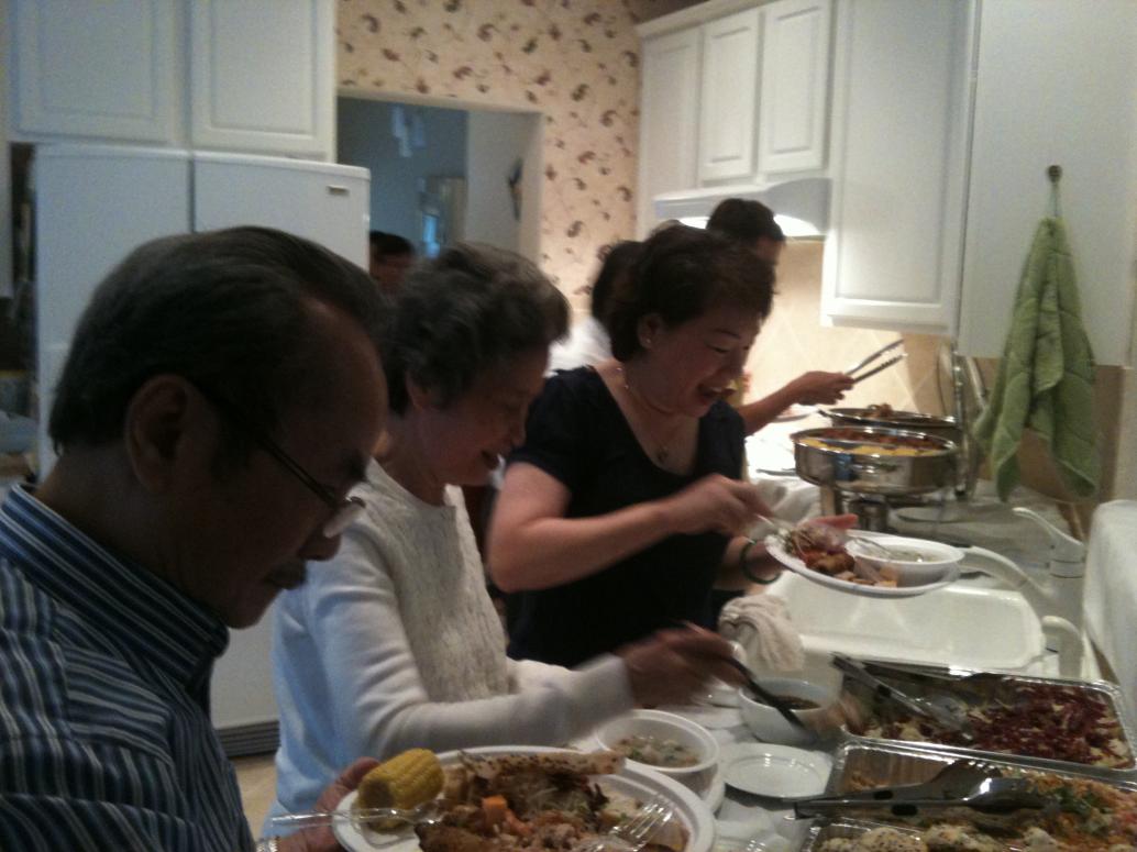 Ngày 6/11/2011 mọi người tụ họp ăn uống trước khi Ngoại đi.