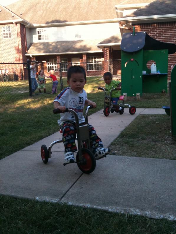 Cúc Cu dạo này bận rộn.  Trong tuần thì đi học, bận chơi với các bạn.