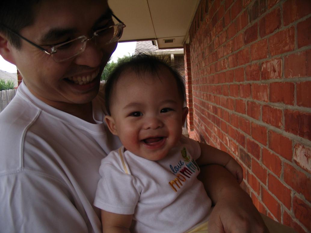 Mẹ chọc con cười để chụp hình khoe mọi người