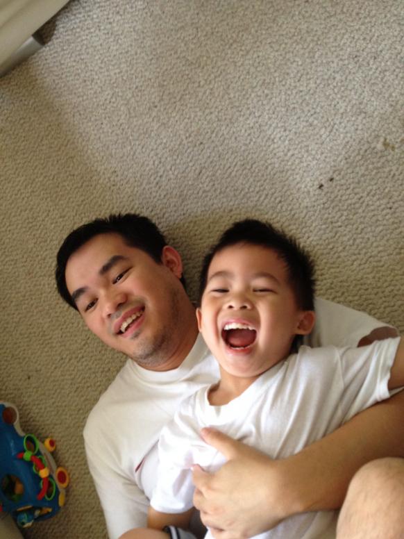 Con thích Chú Lâm lắm.  Chơi giỡn quá chừng.  Bắt Lâm làm ngựa cho con làm cowboy.