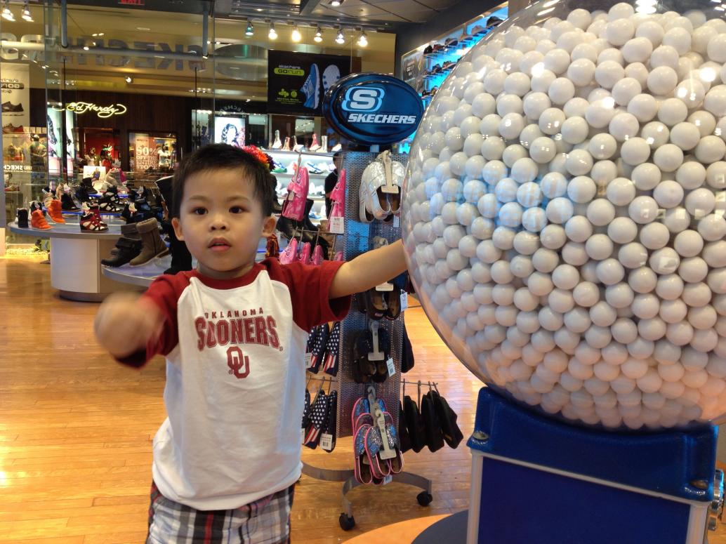 Nửa tiếng trước còn nói, 'I ran too fast, i ran too much, i'm too tired'.  Nửa tiếntg sau là hí hửng khoe tìm được hũ kẹo miễn phí này.