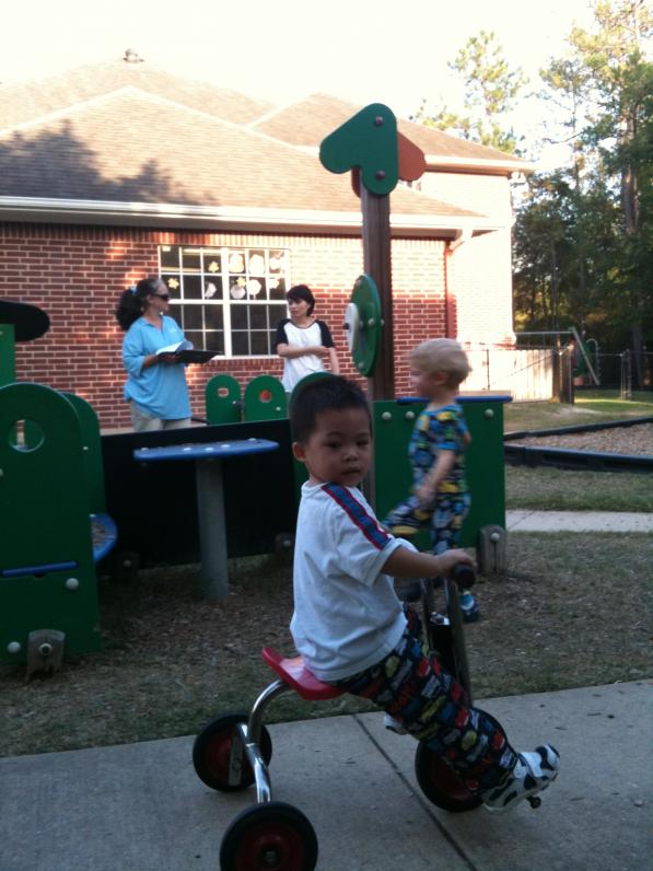 Mẹ tới đón mà vẫn bận đạp xe vòng vòng.