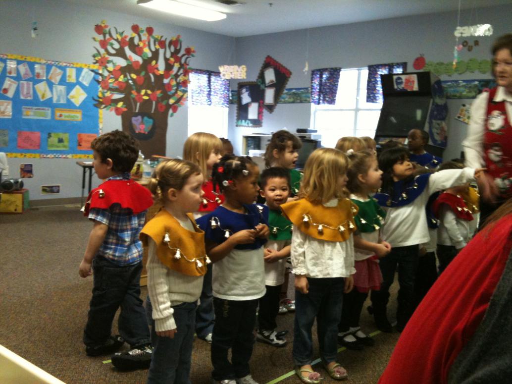 Sáng 12/17 lớp nhạc ở trường tổ chức hát mừng Noel.  Mới vô các em còn đứng lộn xộn...