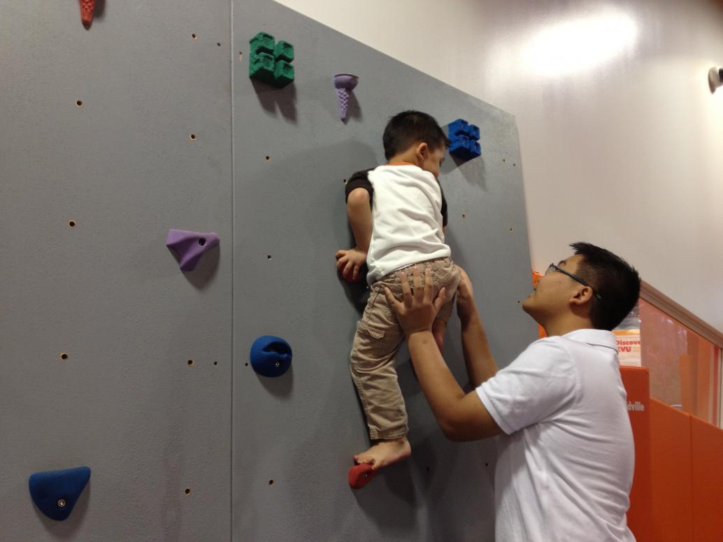 Chơi banh rồi thì leo tường...