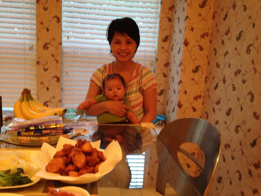 Em thì ở nhà ngoan ngoãn.  À, trên bàn là chuối chiên Má Tư làm ngon lắm.