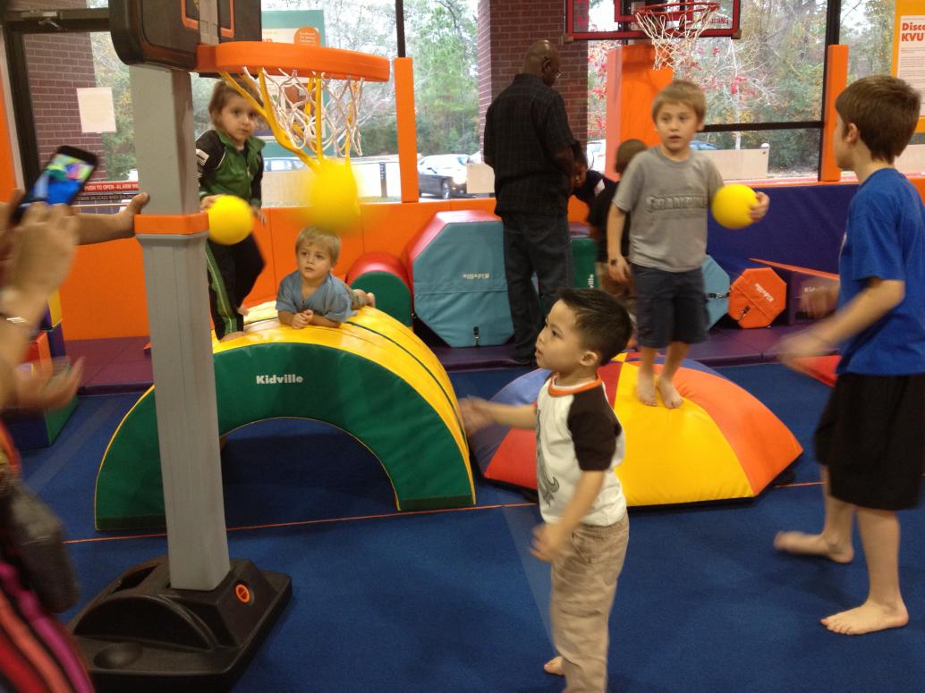 Đây là phòng tập của Kidville, nơi con tới tập thể dục mỗi tuần.