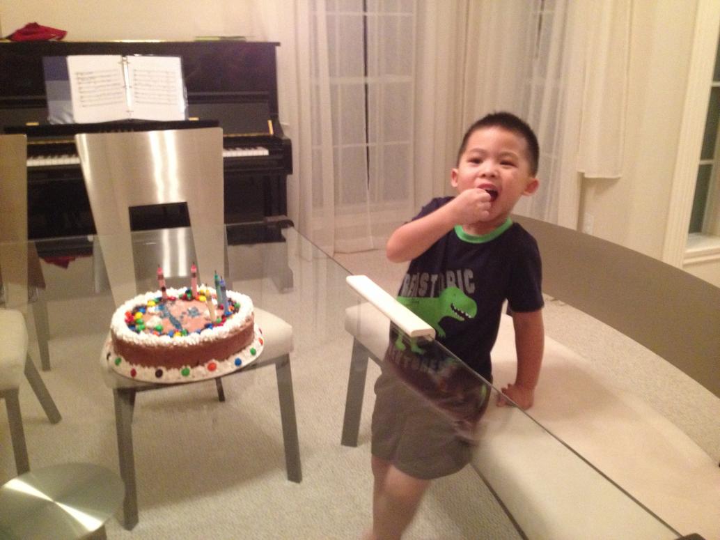 Chưa thổi nến đã có đứa bốc lủm, như thường lệ.