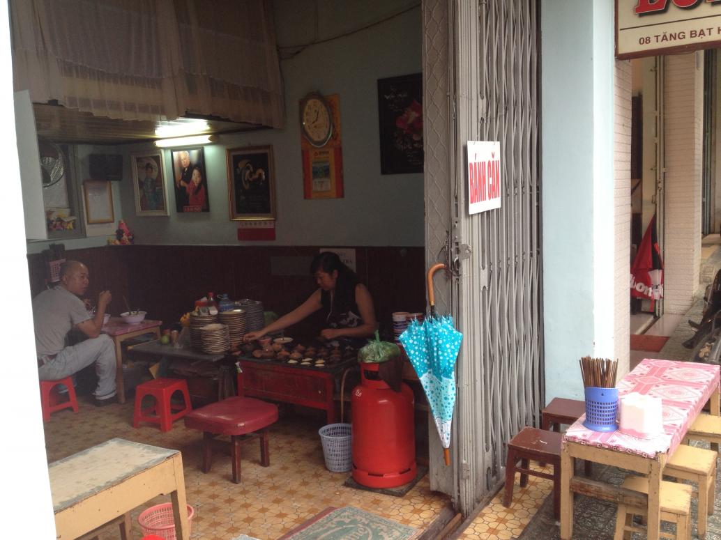 Không tiện dẫn hai đứa đi ăn nên Ba mua bánh căn về ăn.