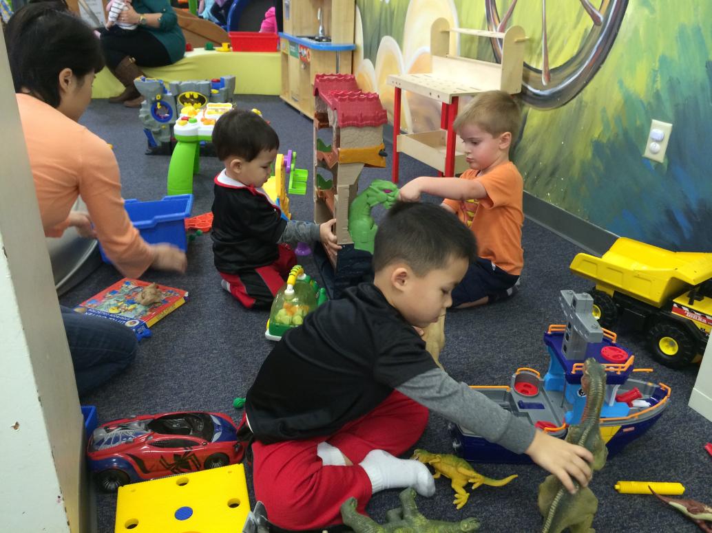 Vừa tới nơi là anh Hai chơi khủng long liền.  Em cũng nhào vô chơi.