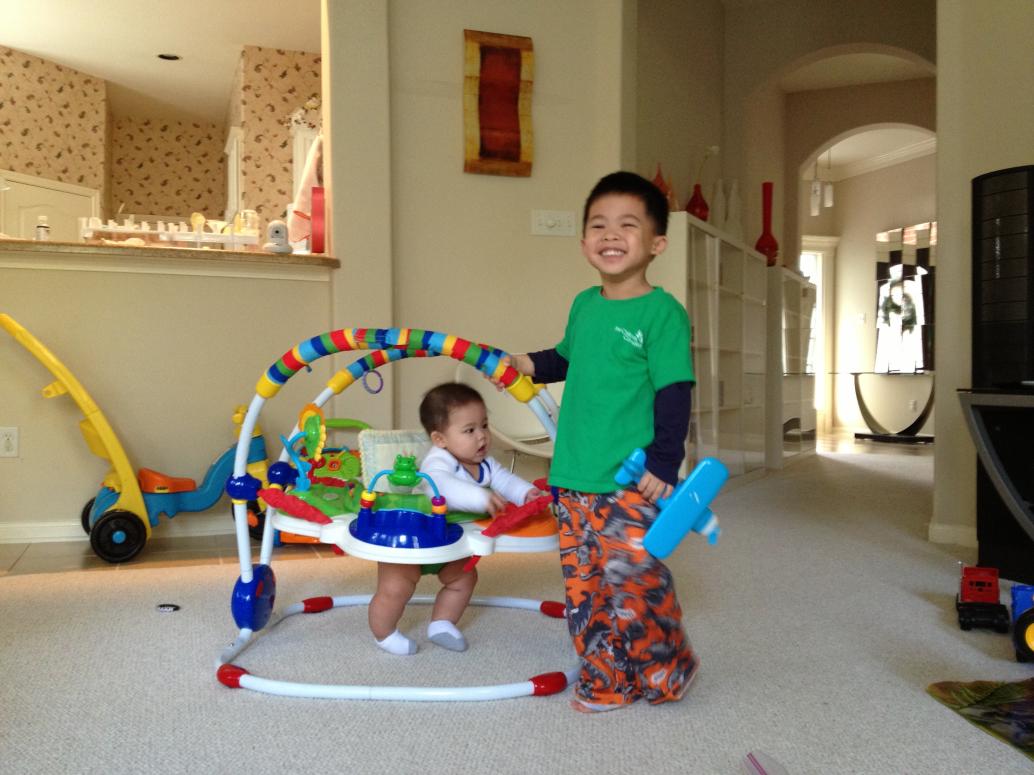 Đứa nào cũng thích cái ghế này hết.