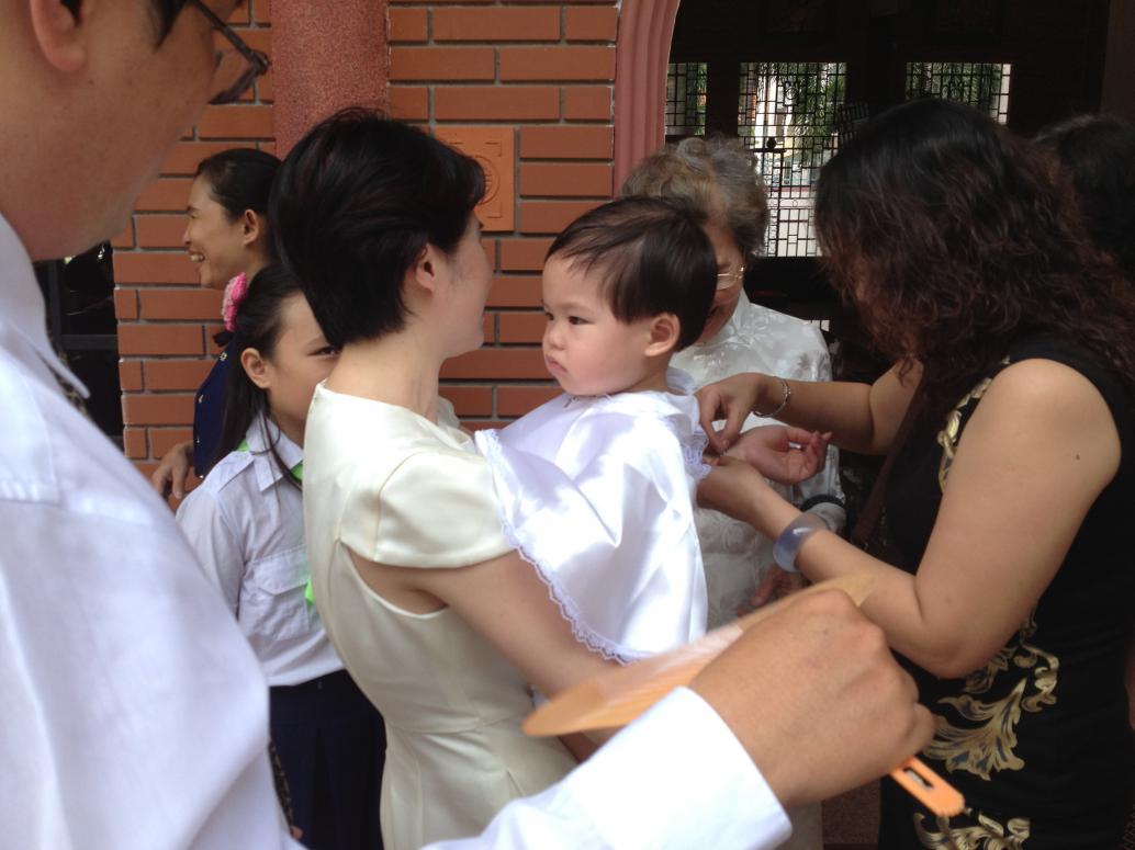 Ra khỏi ra thờ thì bất ngờ nhận quà của Bà Cố, Ông Bà Ngoại, Má Ba Bác Hoàng cho.  Cám ơn mọi người thật nhiều.