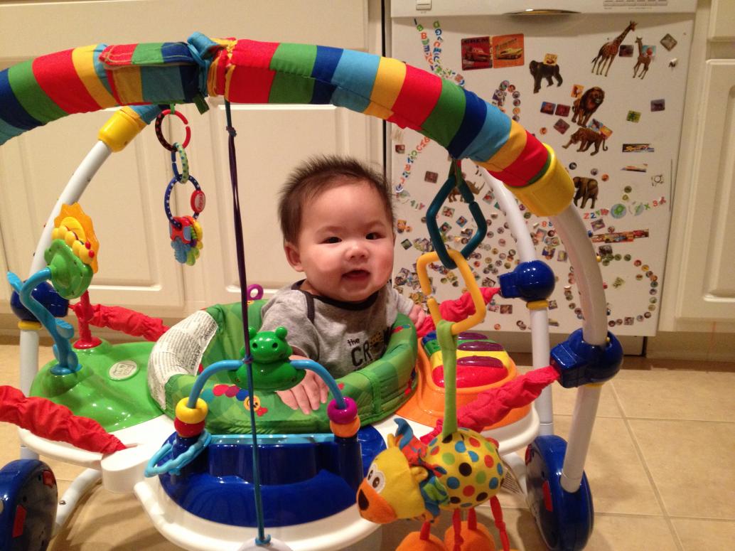 Em bú sữa giỏi, mỗi 3 tiếng 1 bình 4oz (120ml). Trước khi ngủ là 6oz (180ml). Khuya thức dậy làm 2 bình 4oz nữa.