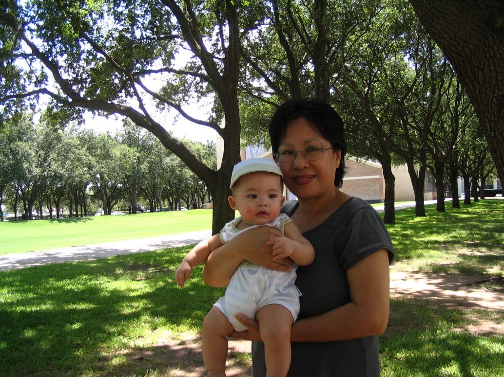 Bà Nội bồng con chụp hình