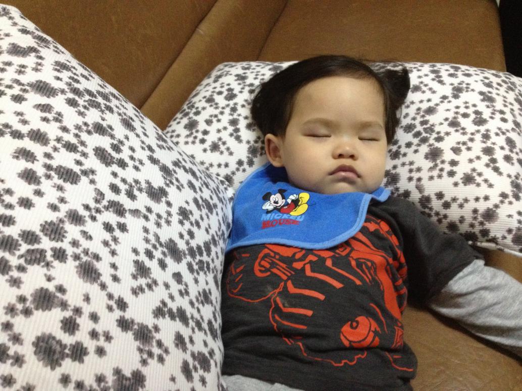 Em ngủ trên ghế nhà Bà Liên trong khi mọi người ăn uống nói chuyện tưng bừng.