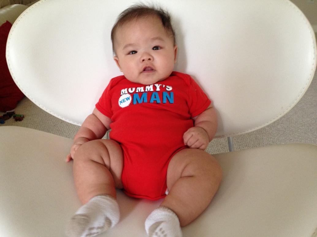 Mẹ chụp hình em kỷ niệm sự kiện 'trọng đại' này.