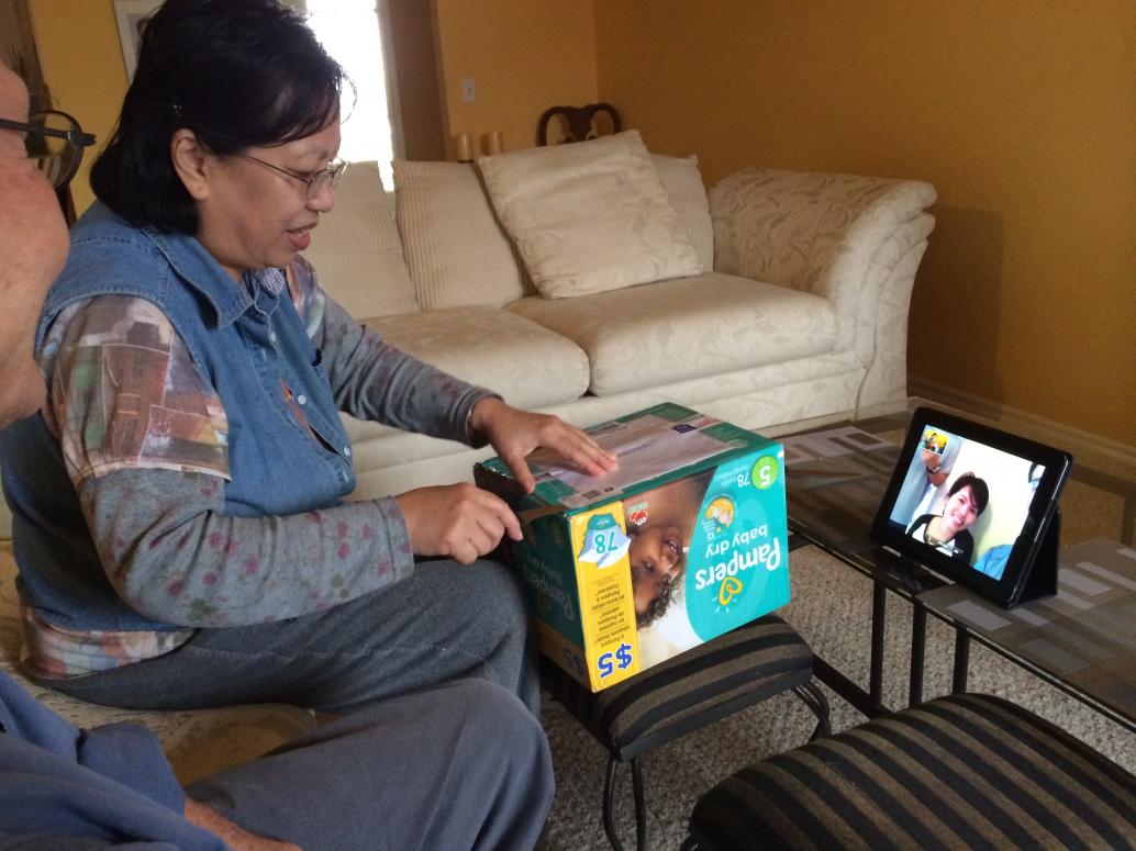 Cả nhà vừa mở quà vừa nói chuyện với Ông Bà Nội.