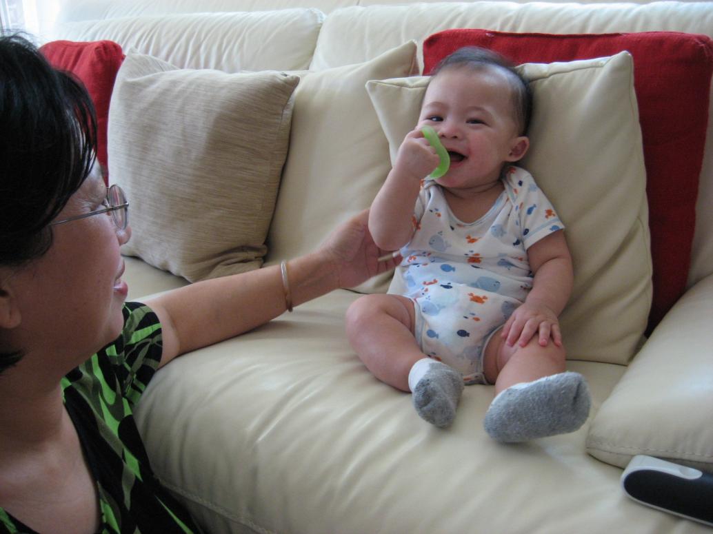 Ba Mẹ đi làm, con ở nhà chơi với Bà Nội...