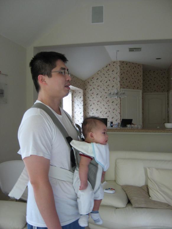 Ba đeo Cúc Cu lúc gần 4 tháng