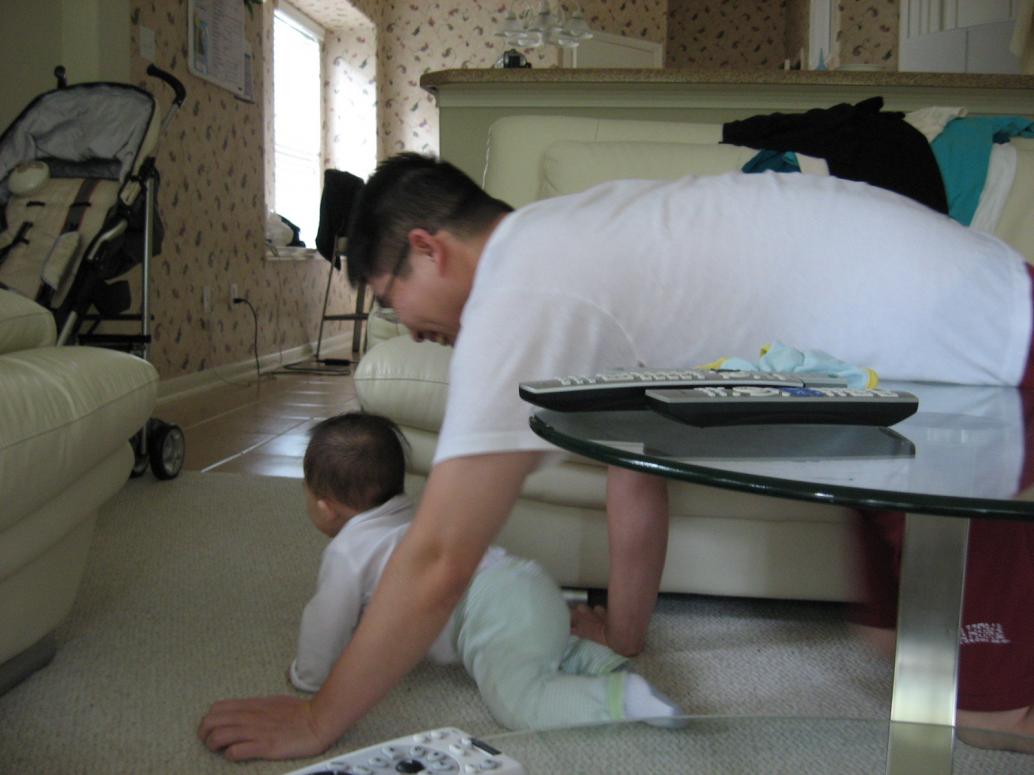 Con bò lung tung khắp nhà. Ba bò theo coi con đi đâu