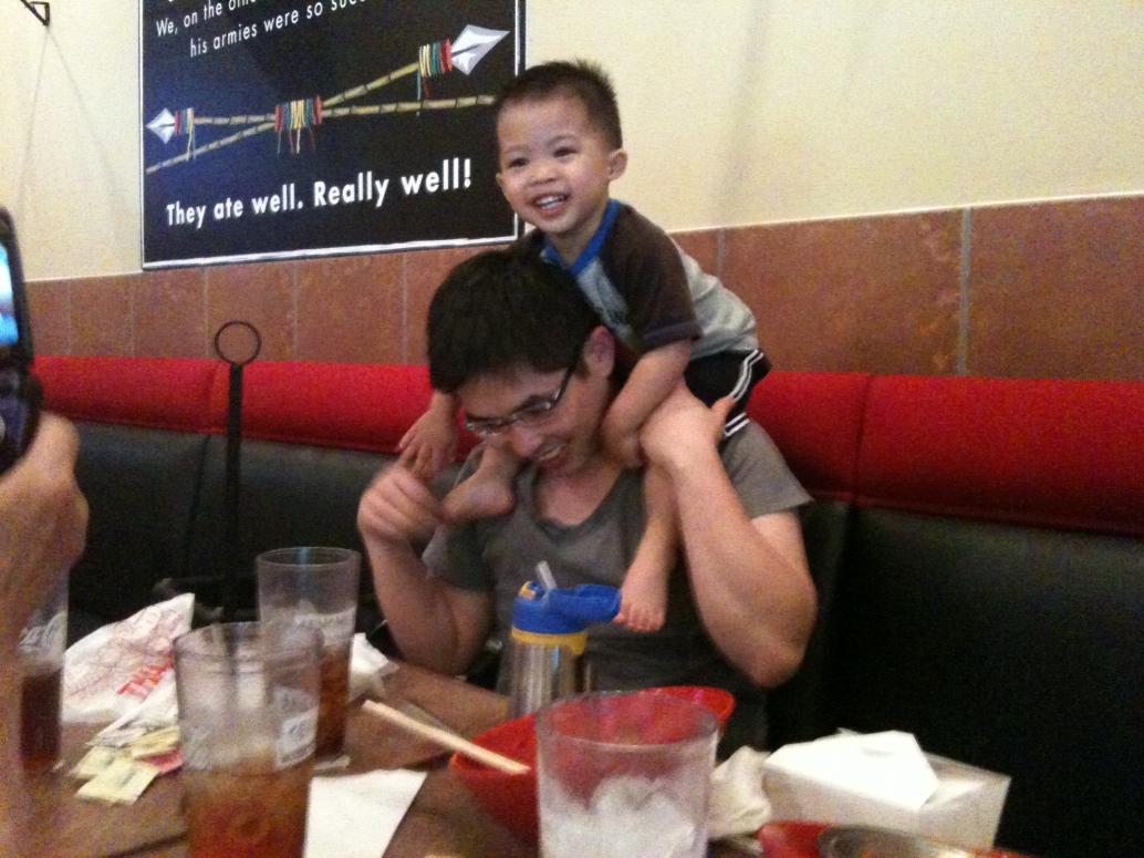 Cả nhà đi ăn tiệm Ghengis Grill, con không ăn gì nhiều, chỉ thích leo trèo thôi.