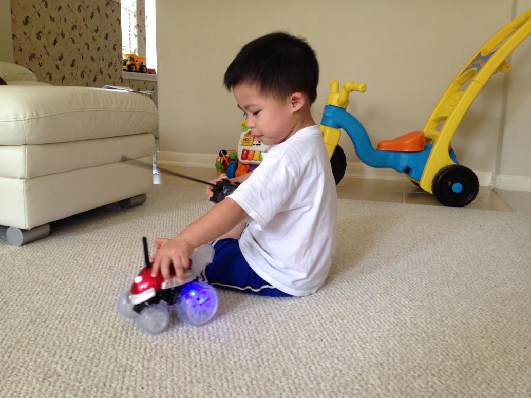 Con thì ngủ dậy là chơi xe Nội cho...