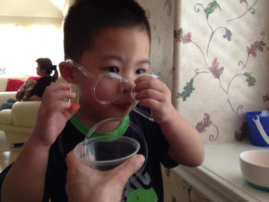 ...uống nước bầng ống hút chị Sóc cho.