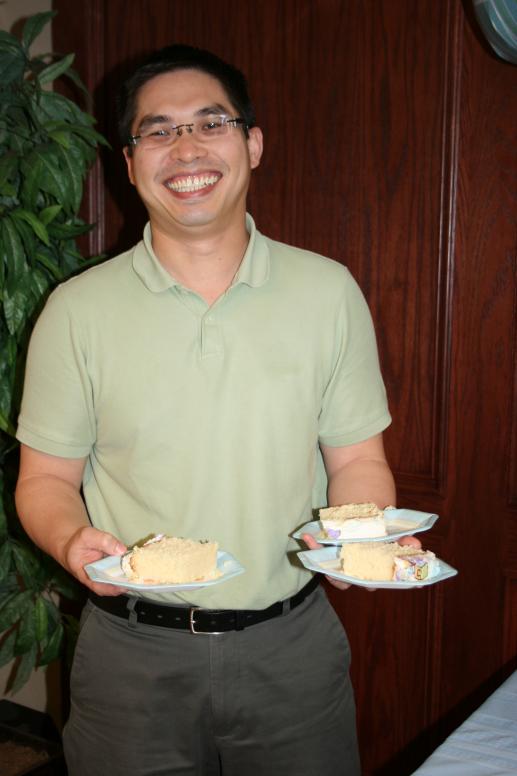 Ba bưng bánh mời mọi người. Ai cũng khen Ba 'nghề' quá.