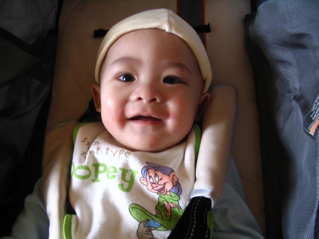 Đẩy xe cho con chơi vòng vòng khắp nhà...