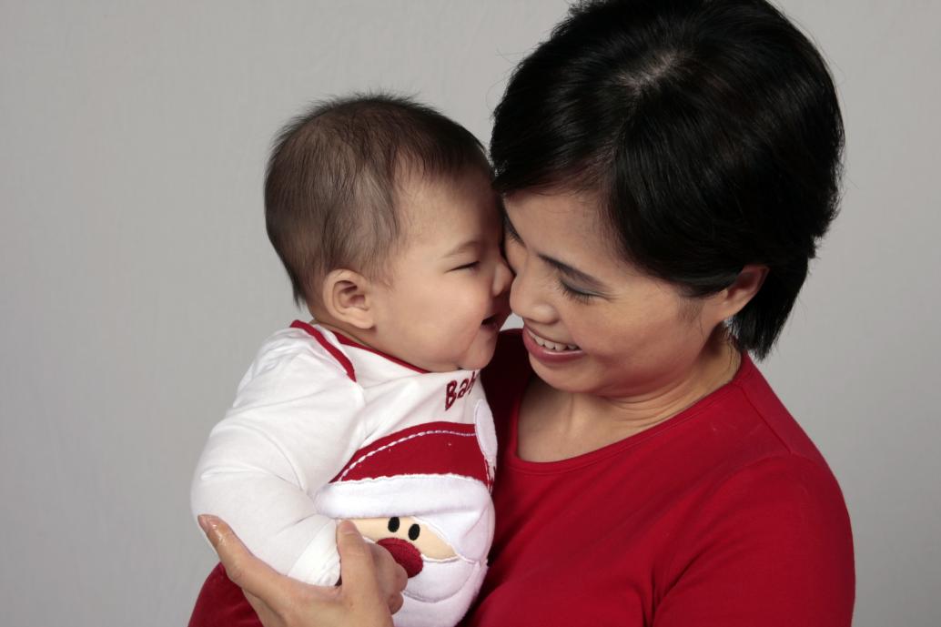 Em mới 5 tháng mà mặc áo 9 tháng chật cứng. Không ngờ em giỏi vậy há.