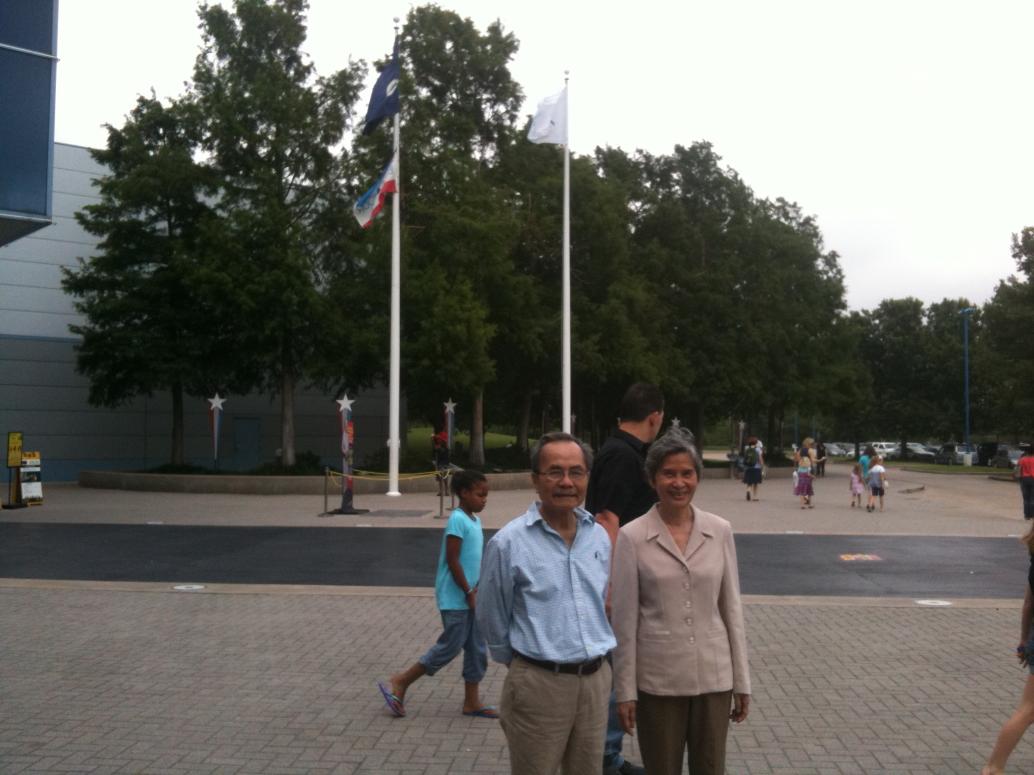 Ngày 5/21/2011 Ngoại tham quan Trung Tâm Không Gian NASA. Con được gởi tiếp.