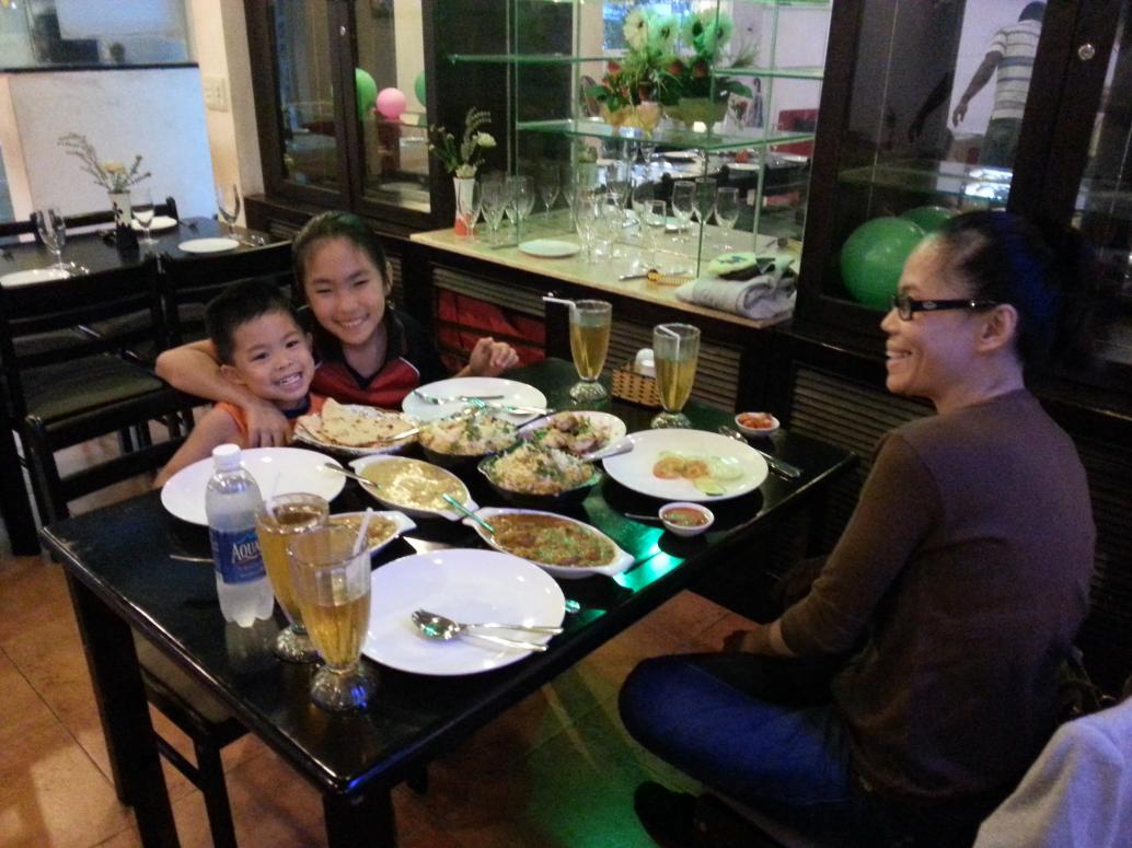 ...ăn cơm Ấn Độ rồi về nhà Má Tư ở luôn.