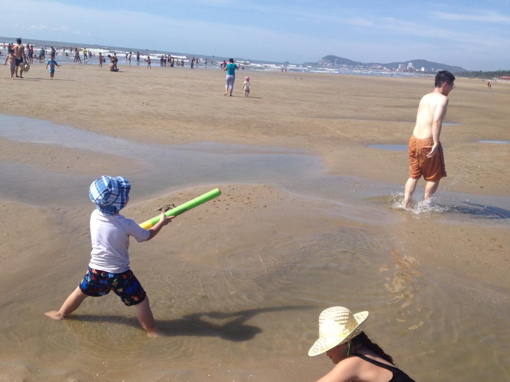 Con chơi bắn súng nước với Ba.