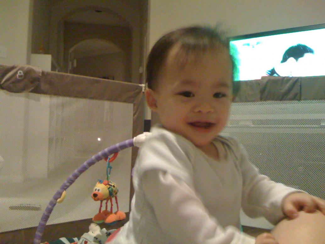 ngồi trên mình Ba là vui nhất, với lại êm nữa. hihi