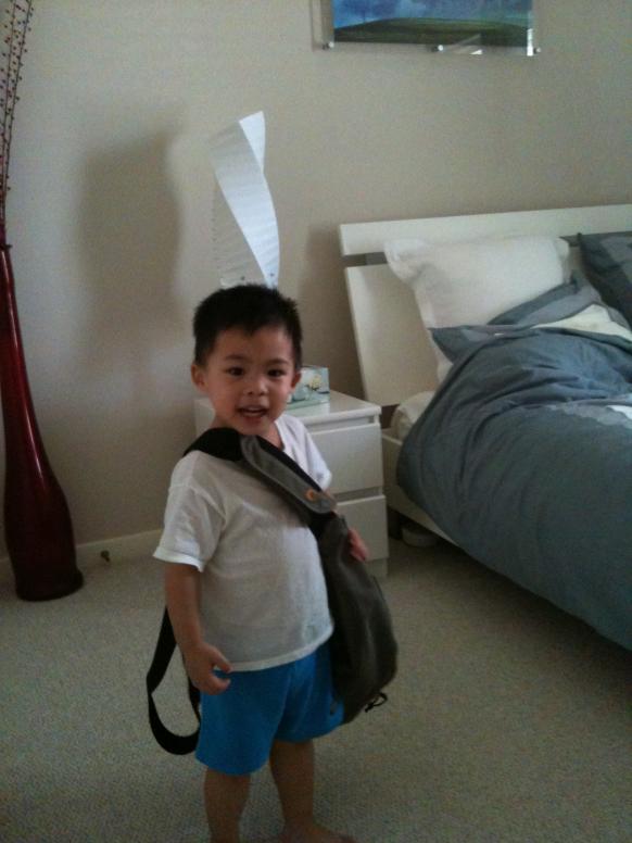 Nội gởi cho Mẹ cái túi này để đựng đồ cho em.  Con 'xài' liền.