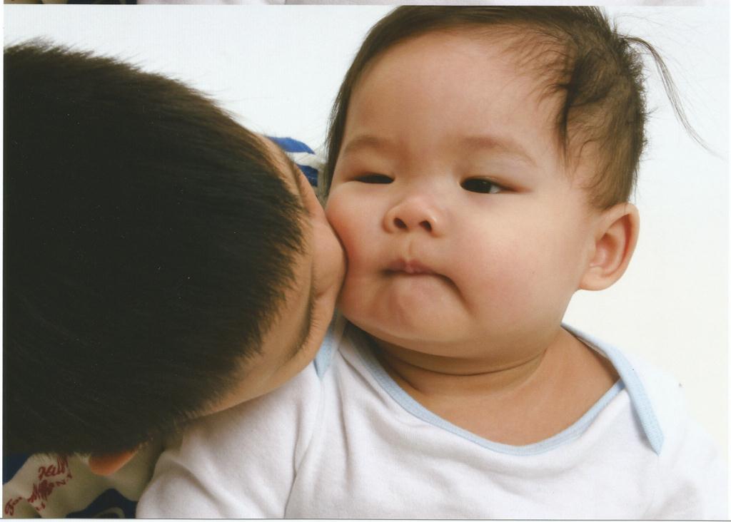 Em thì khi nào được con hun cũng thích lắm