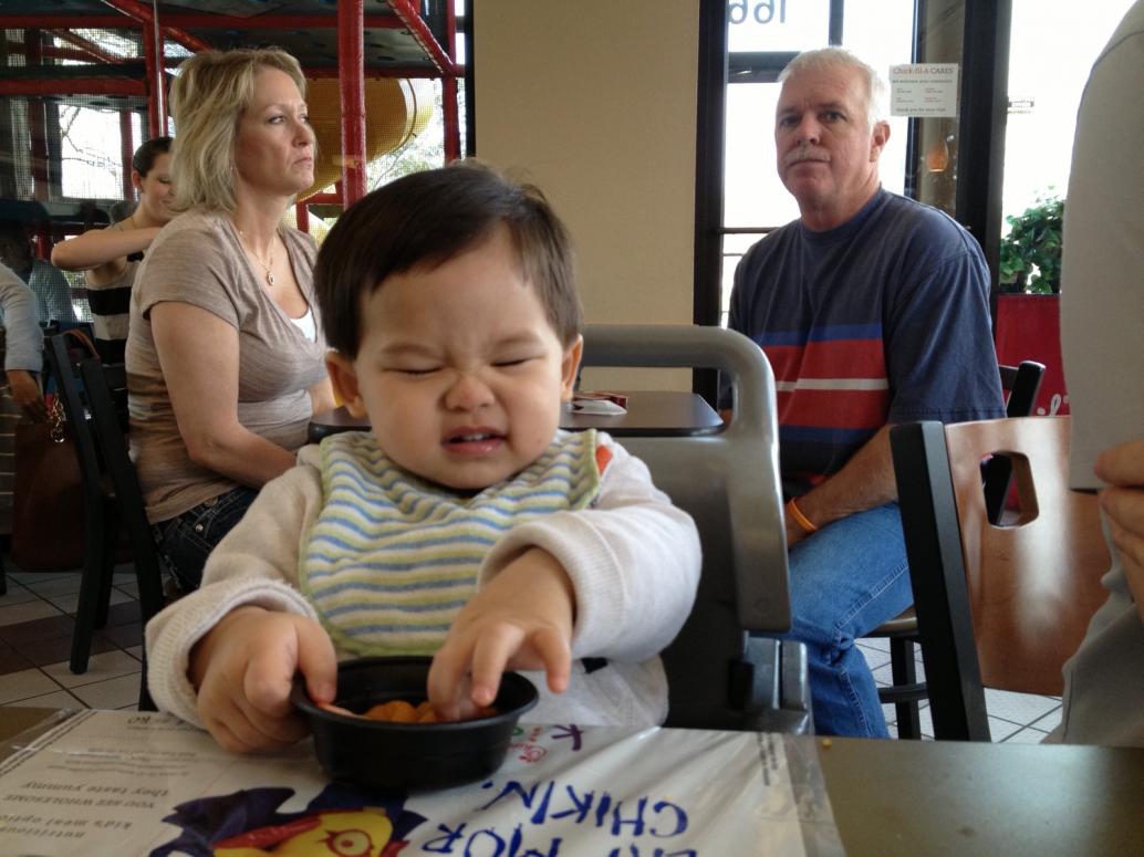 Ăn gần hết trái cây tráng miệng rồi!