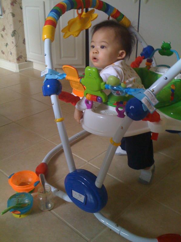 Ba đút ăn hết sạch đồ ăn luôn