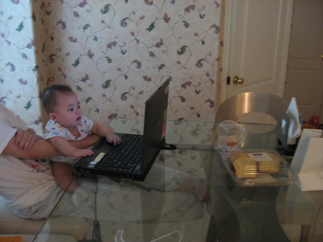 Con vần thích coi tv với Mẹ như hồi hai tháng