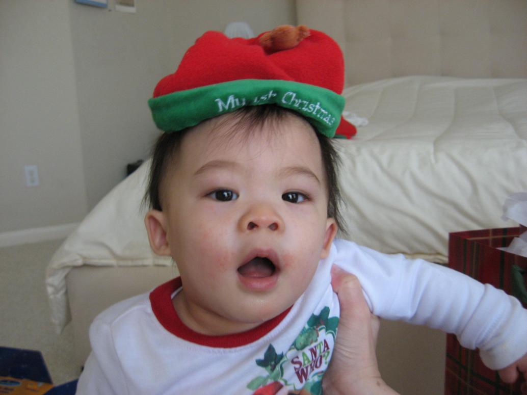 Noel tới rồi.  Mẹ mua cho cái nón my first Christmas mà không vừa gì hết