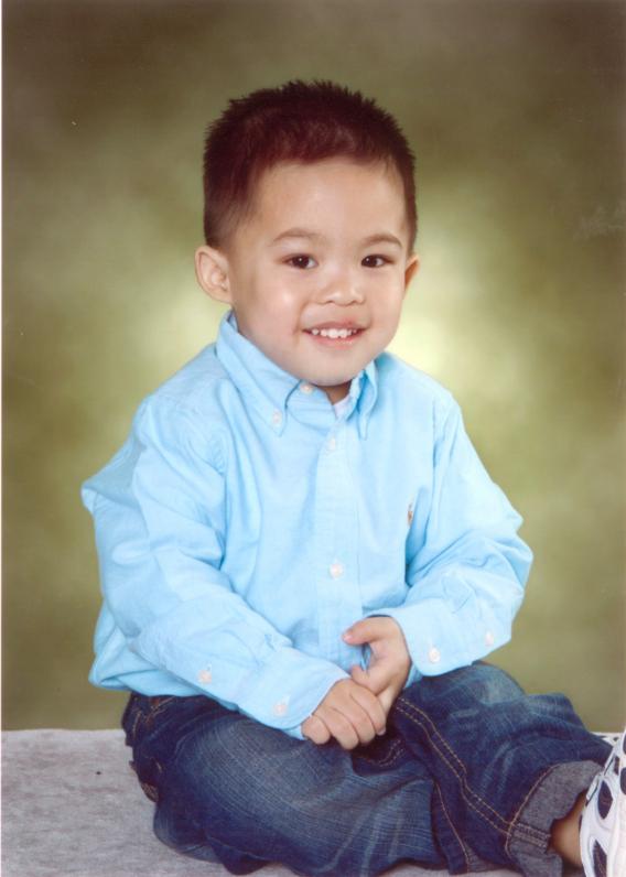 Noel này trường cũng tổ chức chụp hình. Con mặc shirt lần đầu tiên.