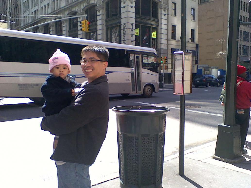 Con mới 2 tuổi mà đi khắp nơi rồi. Trời lạnh quá không ai muốn đi Times Square, chỉ mình Ông Nội đi rồi mua pizza về mọi người ăn.