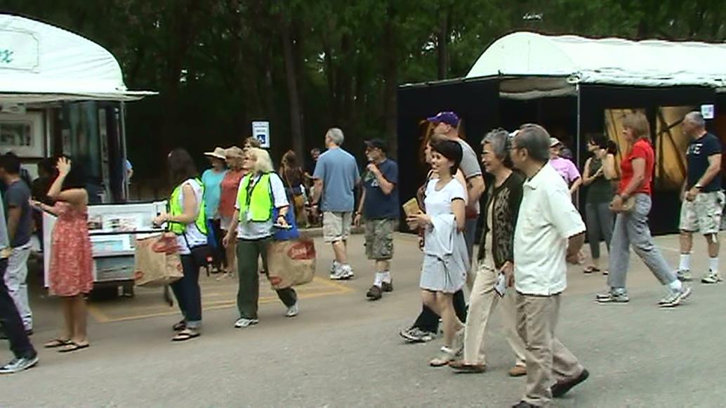 Mệt quá rồi về thôi Ngoại ơi. May mà Cúc Cu không đi theo, không thì con sẽ thấy chán phèo vì toàn đồ người lớn.