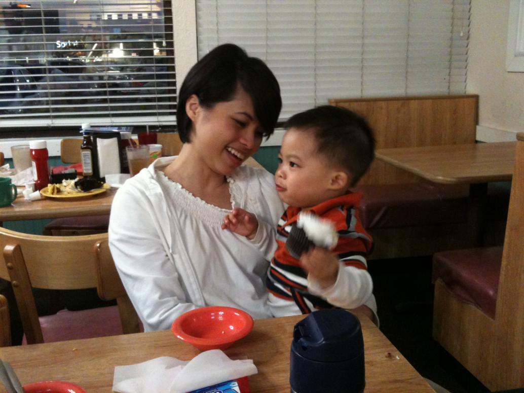 Con cũng ăn giỏi lắm, tới phần tráng miệng bụng bự rồi mà vẫn ăn thêm cupcake.