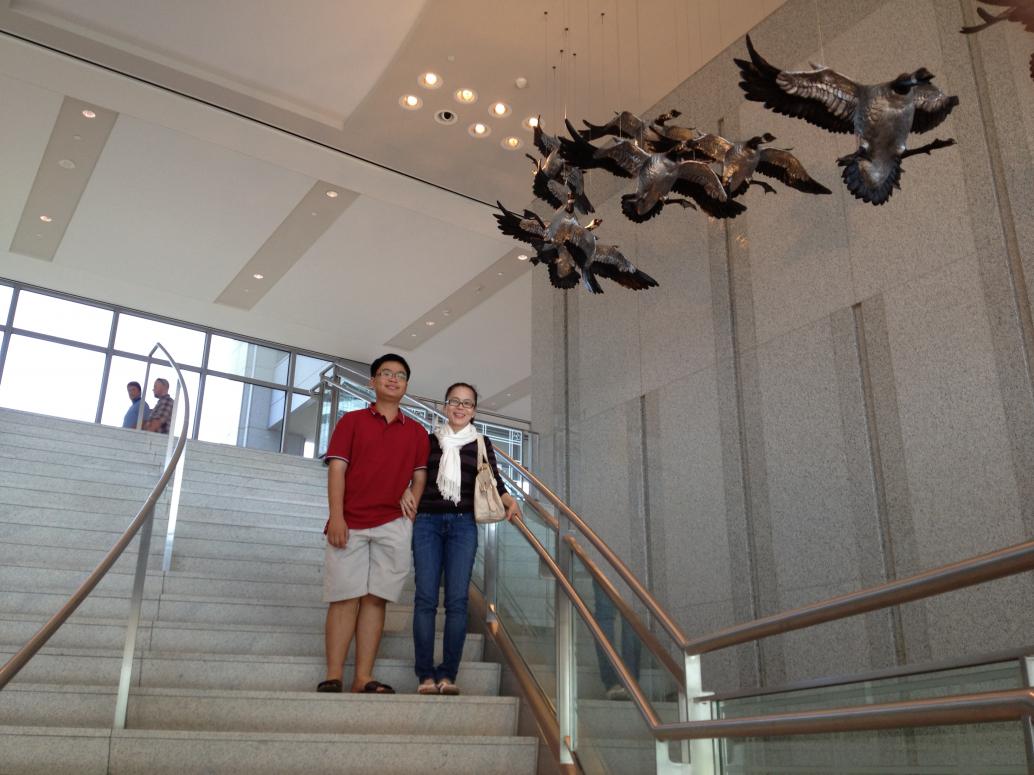 ...đường xuống phòng ăn và phòng tập thể dục...