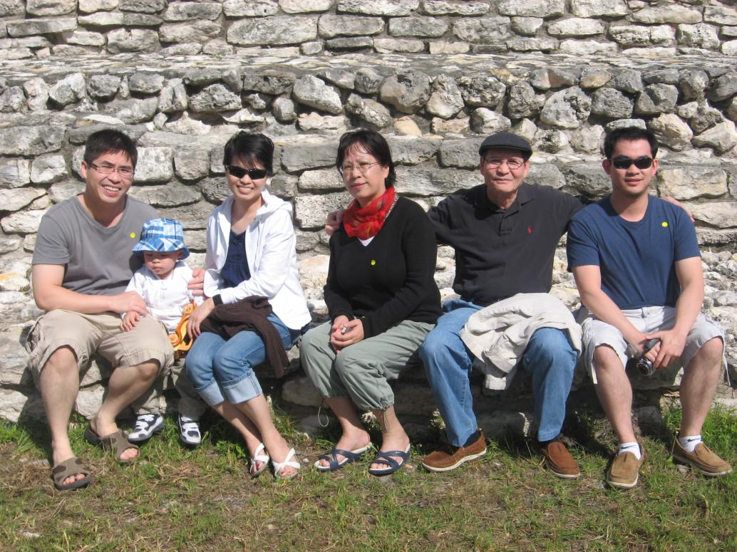 Nhà mình tham quan khu kim tự tháp người Mayan.