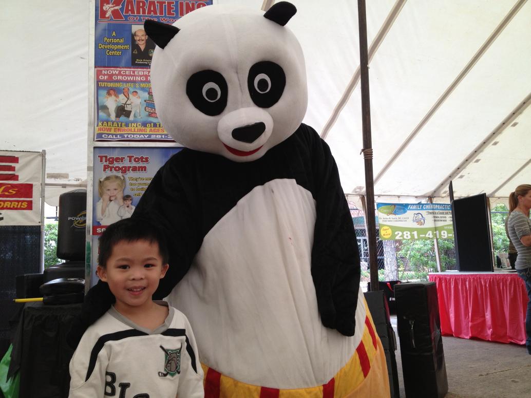 Phải dụ có ông gấu trúc này con mới chịu đi.