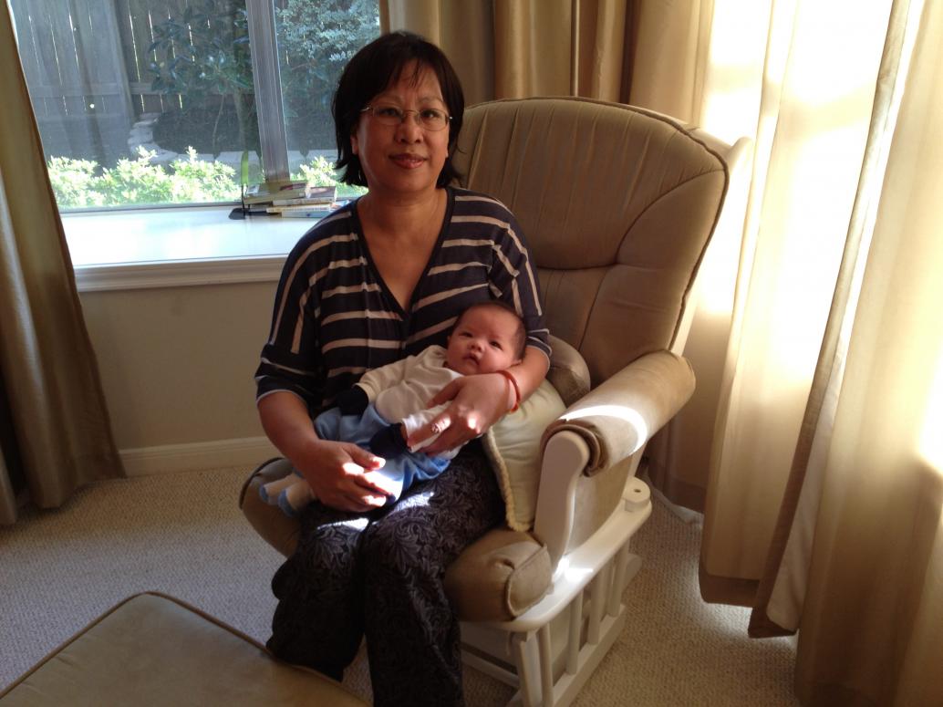 Bà Nội thì muốn chụp hình với em...