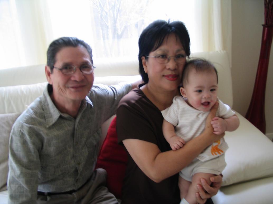 Chụp hình cho Ông Bà Nội và con