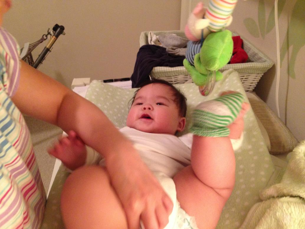 Em biết cầm chân rồi.