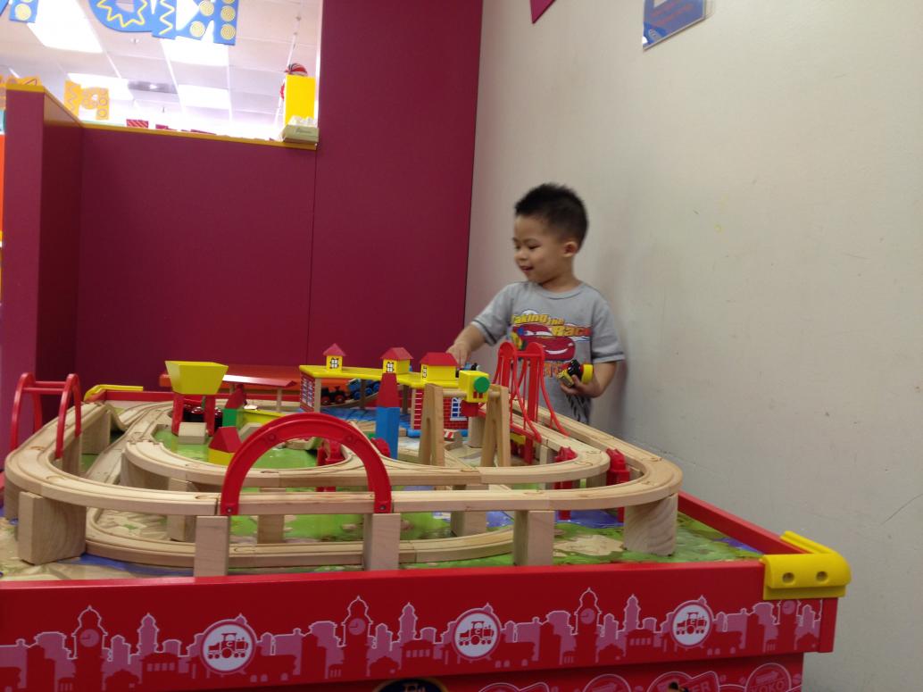 ...đi hớt tóc và chơi xe lửa trong tiệm hớt tóc.  Con mê xe lửa quá chừng, đi về mà mếu máo nói 'i miss the train'